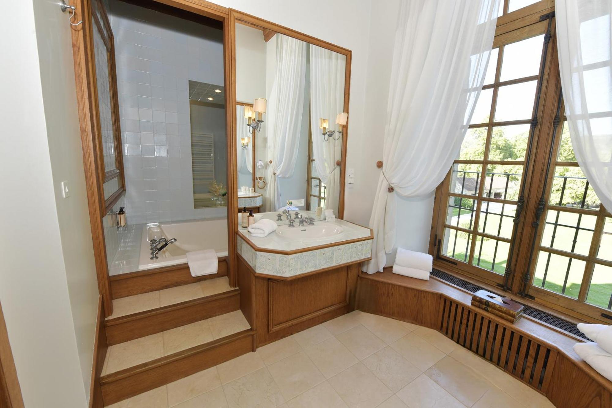 Chateau De De Lugny Hotel