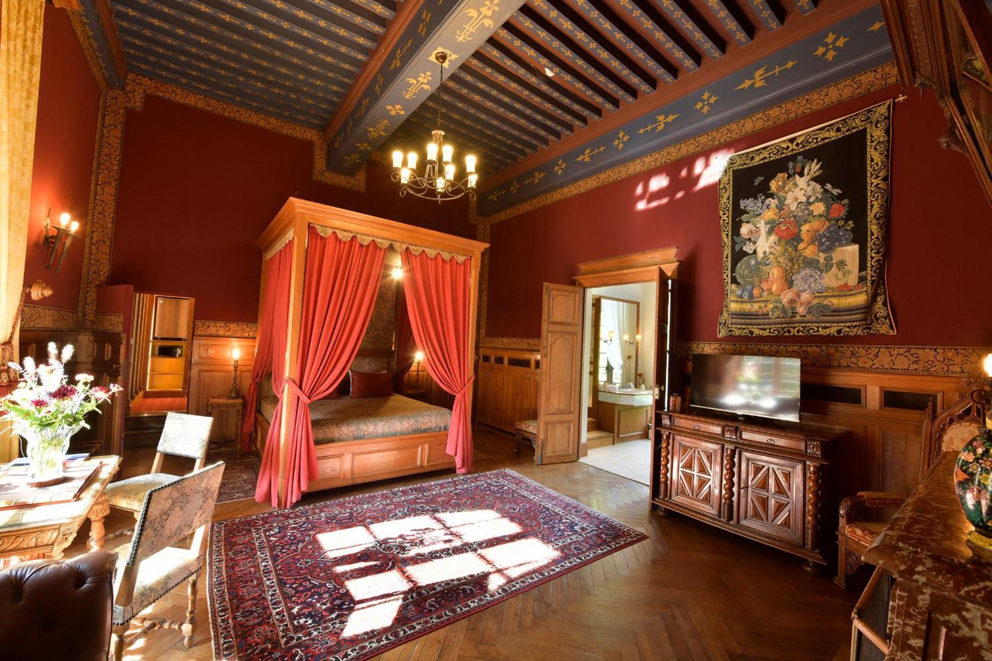 Chateau De De Lugny Hotel 5*