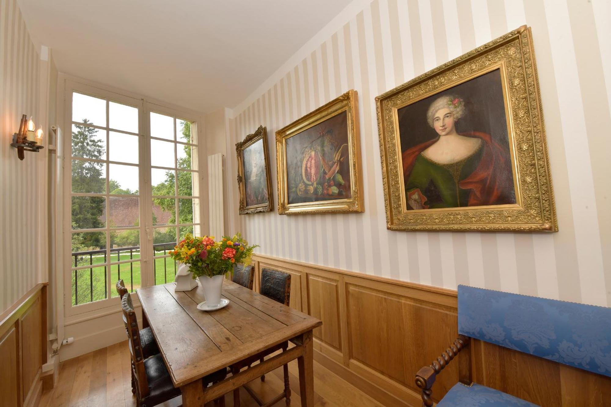 Chateau De De Lugny 5*