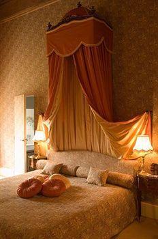 Chateau De De Lugny Hotel