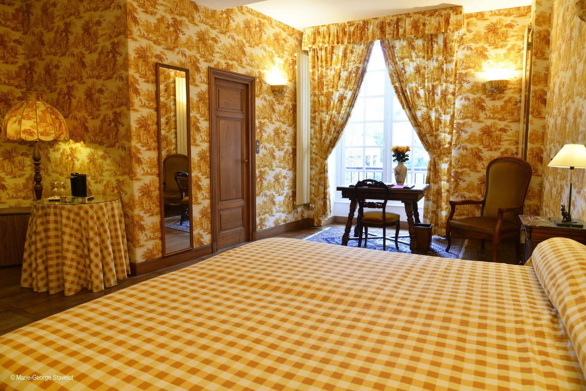 Chateau De De Lugny 5*