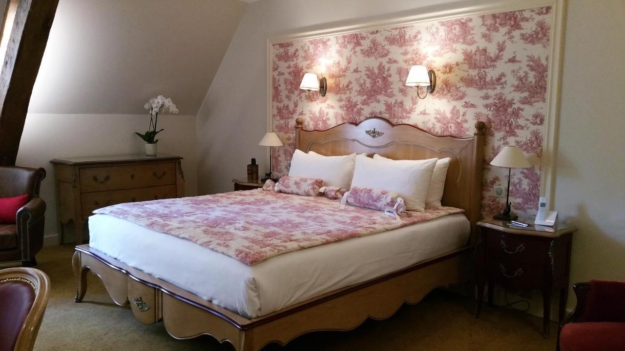 Chateau De De Lugny Hotel