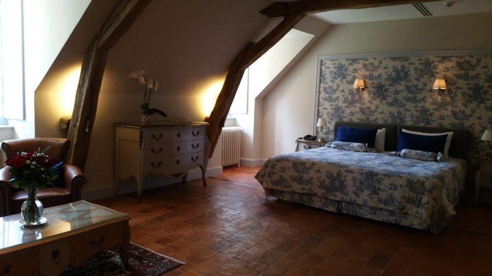Chateau De De Lugny 5*