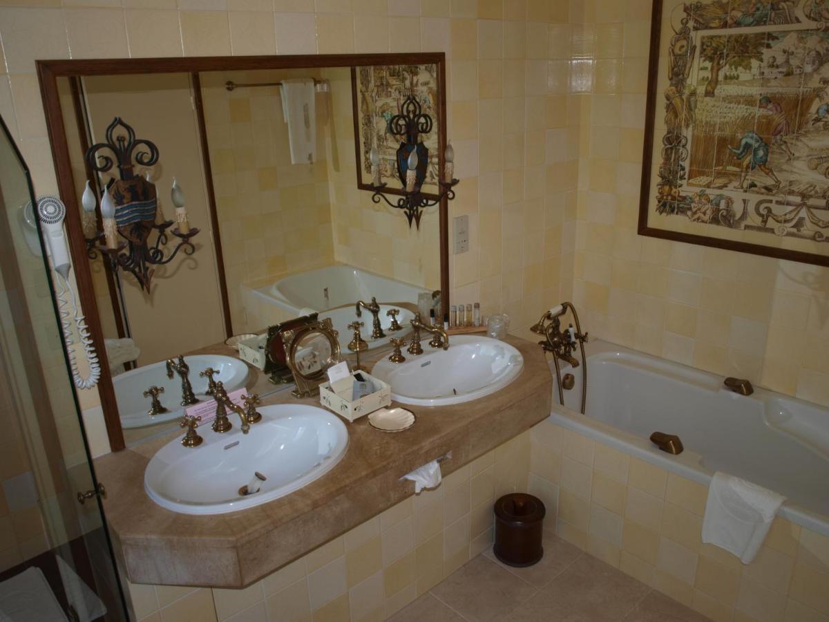 Chateau De De Lugny 5*